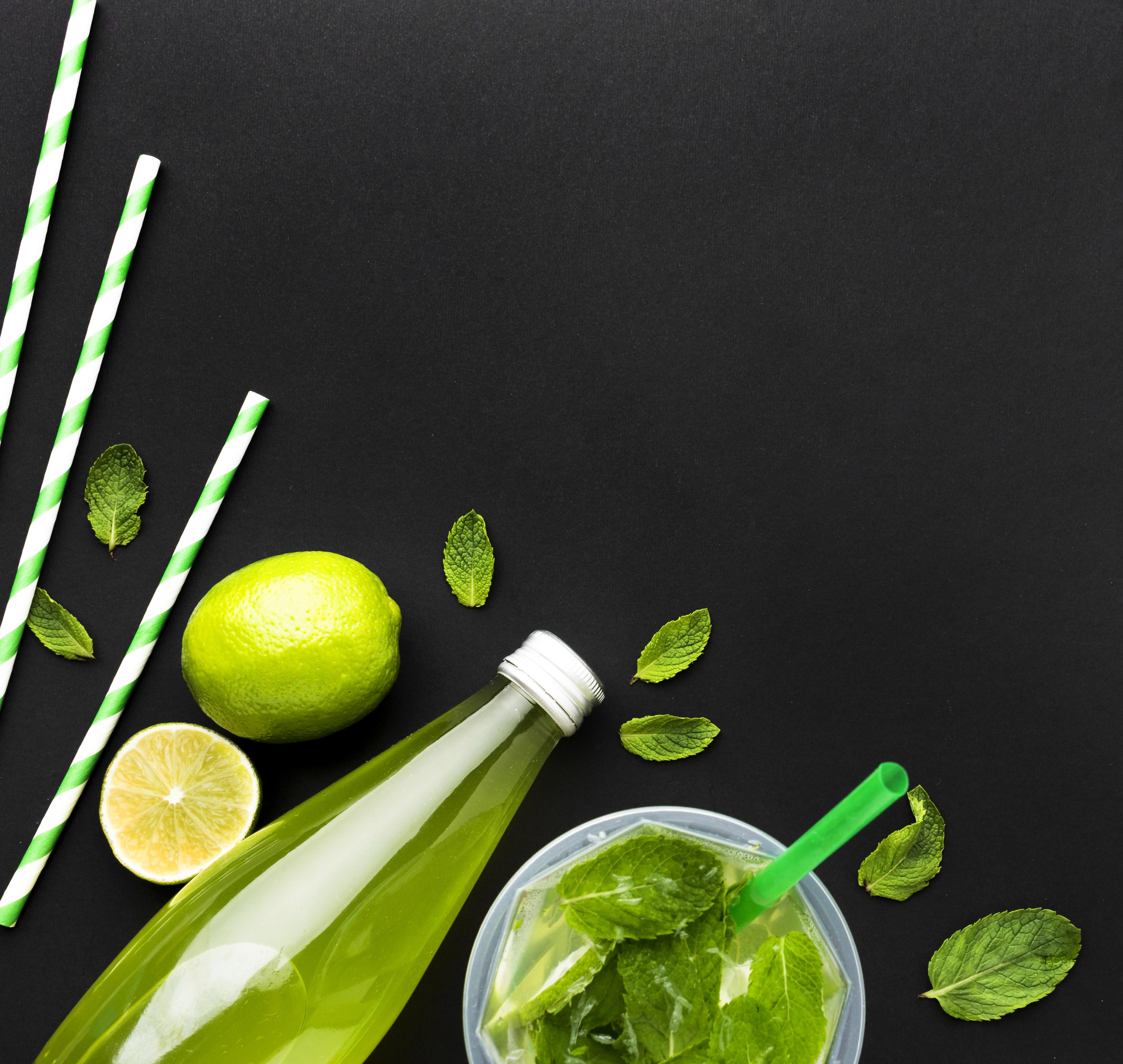 Una bibita fresca con lime e menta